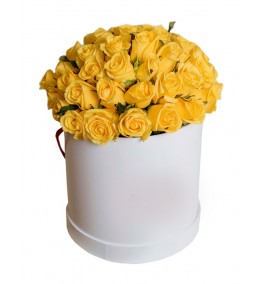 Cutie alba romantica cu superbi trandafiri rosii 