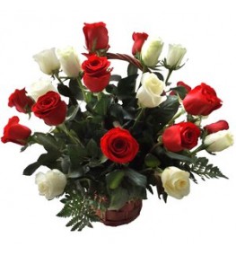 Cos cu trandafiri rosii si albi