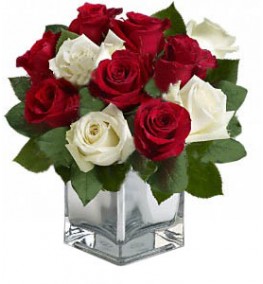 Aranjamente florare de masa cu trandafiri albi si rosii